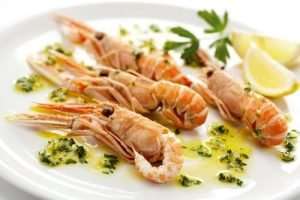 a plate of shrimp and lemon